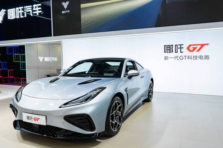 广州349哪吒汽车在智能汽车领域的表现，领途汽车在新能源汽车市场中的影响力